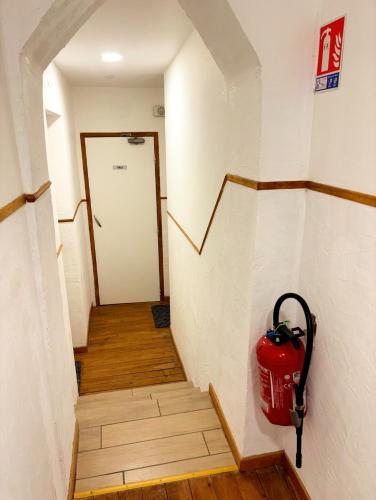 Nali Room في La Vespière: درج به صنبور حريق أحمر على الحائط
