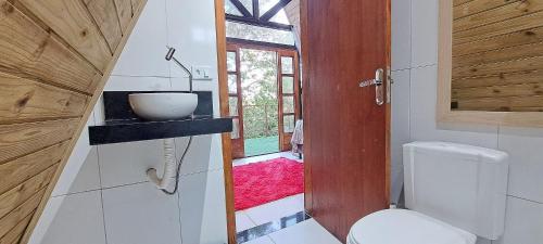 ein Badezimmer mit Toilette und Waschbecken und einem Fenster in der Unterkunft Chalé em Morro de São Paulo in Cayru