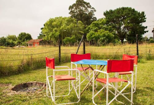 Una mesa y cuatro sillas en un patio. en El Dorado, en Mar del Plata