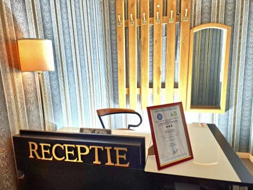 El lobby o recepción de The Black Cat