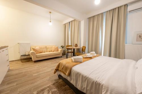 una camera da letto con un letto e un soggiorno di PHOS Nest a Serres