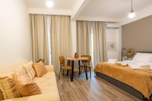 una camera da letto con un letto, un tavolo e un divano di PHOS Nest a Serres