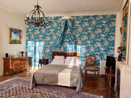 ベレームにあるChâteau des Feugeretsの青い壁のベッドルーム1室(ベッド1台付)