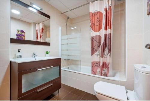 ein Badezimmer mit Dusche, Toilette und Waschbecken in der Unterkunft Apartamentos de Ángel in Vinebre