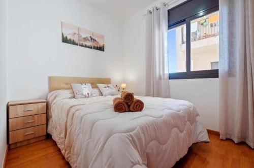 ein Schlafzimmer mit einem Bett, auf dem zwei Handtücher liegen in der Unterkunft Apartamentos de Ángel in Vinebre