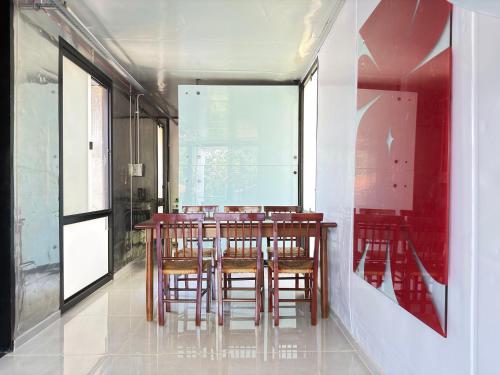 een conferentieruimte met een houten tafel en stoelen bij Casa Container Moderna com Vista da Natureza em Itajaí in Itajaí