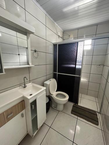 Et badeværelse på Casa ampla 4 quartos Piratuba