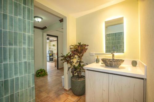 un baño con lavabo y espejo en Green Villas El Coco, en Coco