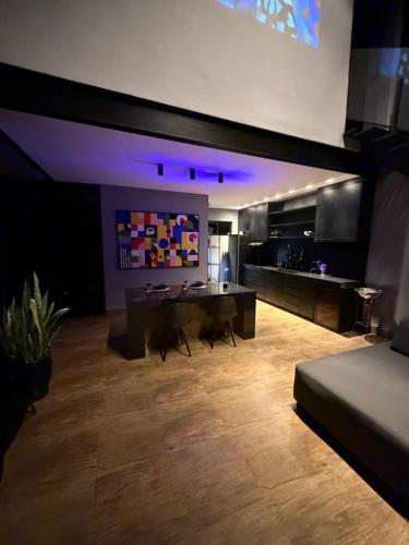 a living room with a dining table and a kitchen at Casa Vilas Boas Macacos in Nova Lima