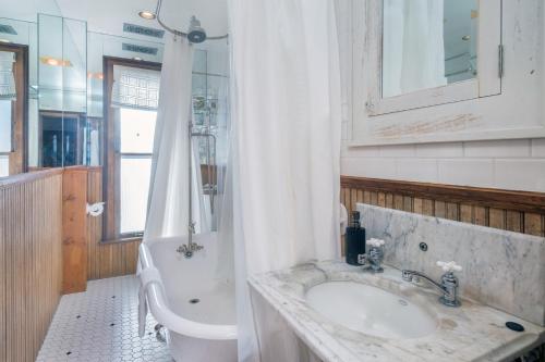 Et badeværelse på 432 W, Colorado Ave, home