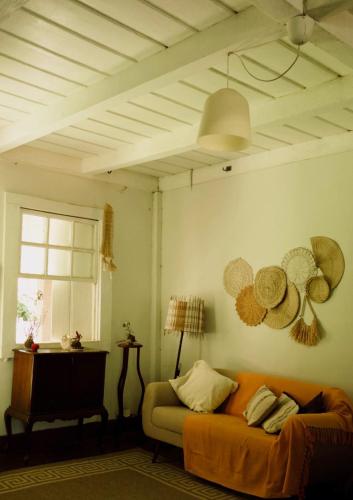 a living room with a bed and a window at Hospedagem Casa do Bem Ficar in Lumiar