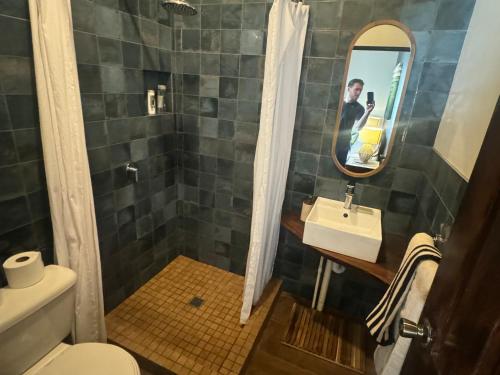 un uomo che scatta una foto a un bagno di Dos Palmas a El Sunzal