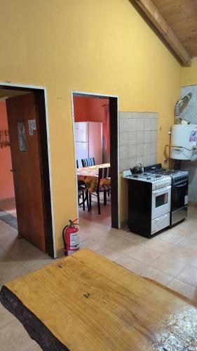 Køkken eller tekøkken på Milenarios Hostel