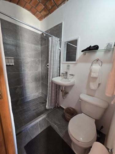 un bagno con wc, doccia e lavandino di Tayau Bungalows B8 a Lo de Marcos