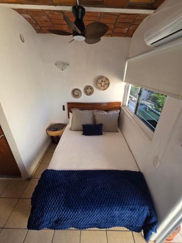 una camera con letto in una stanza con soffitto di Tayau Bungalows B8 a Lo de Marcos