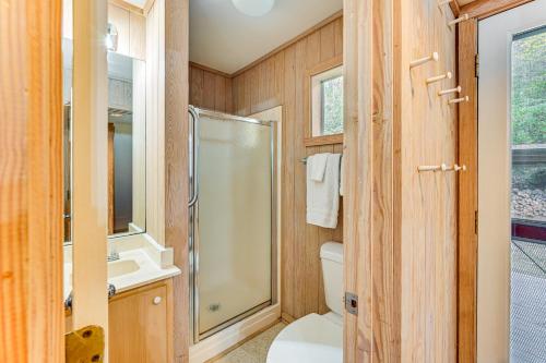 een badkamer met een douche, een toilet en een wastafel bij Relax Creekside Forest-View Gem in Marietta! in Riverview
