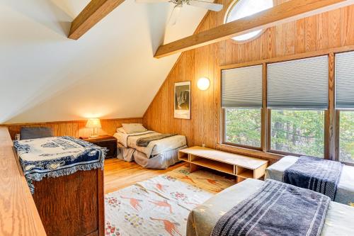 een kamer met twee bedden en een raam bij Relax Creekside Forest-View Gem in Marietta! in Riverview