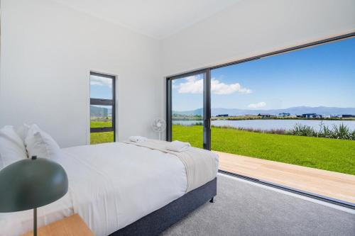 En eller flere senge i et værelse på Lakeside Retreat Matarangi