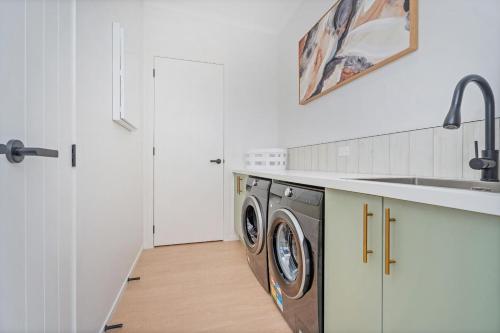 Køkken eller tekøkken på Lakeside Retreat Matarangi