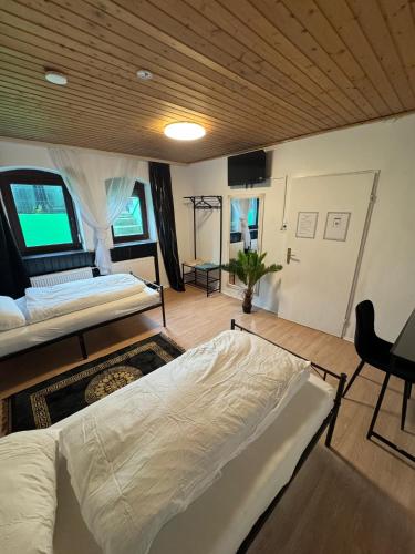 una camera da letto con un letto, una scrivania e una sedia di Gröpelinger Guesthouse a Brema