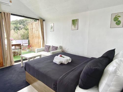 ม่านป่ามองเขาเฮ้าส์ في Ban Sop Mae Klang: غرفة نوم بها سرير ووسادتين عليه