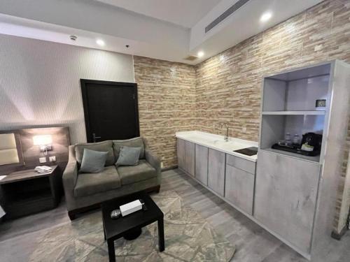een woonkamer met een bank en een wastafel bij شقق عائلتي - My family's apartments in Jeddah