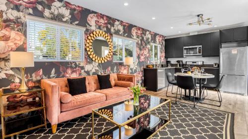 a living room with a couch and a kitchen at Art Deco by AvantStay in Los Angeles