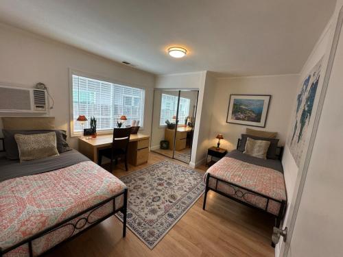 1 dormitorio con 2 camas, escritorio y escritorio en Downtown San Jose Airport Shared Home, en San José