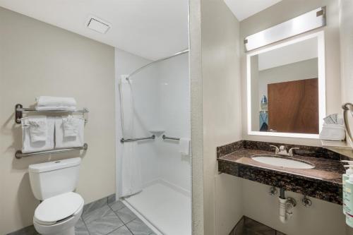Koupelna v ubytování Best Western Airport Albuquerque InnSuites Hotel & Suites