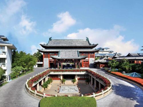 Swissôtel Sanya Yalong Bay في سانيا: مبنى امامه حديقه