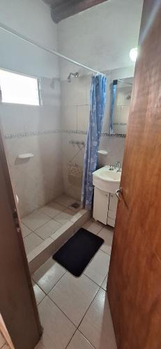 圣何塞Bungalow "El Poli 01"的浴室配有淋浴和洗手池