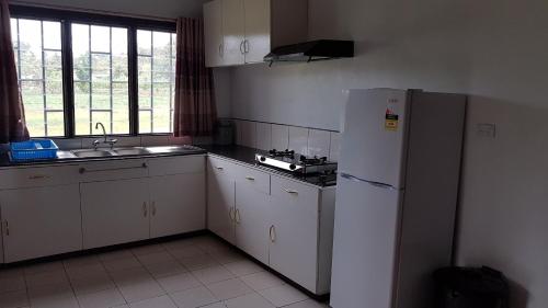 una cucina con un frigorifero bianco e un lavello di Sunshine Villas 
