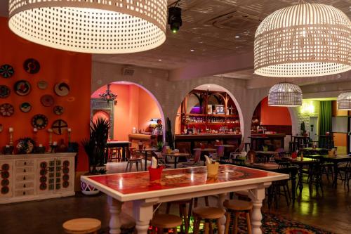 ワーウィック・ファームにあるEl Toro Motelの部屋の中に大きなテーブルがあるレストラン