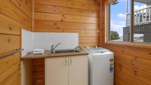 una piccola cucina con lavello e frigorifero di Dolphin a Apollo Bay