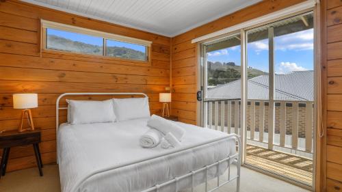 una camera da letto con un letto e un balcone di Dolphin a Apollo Bay