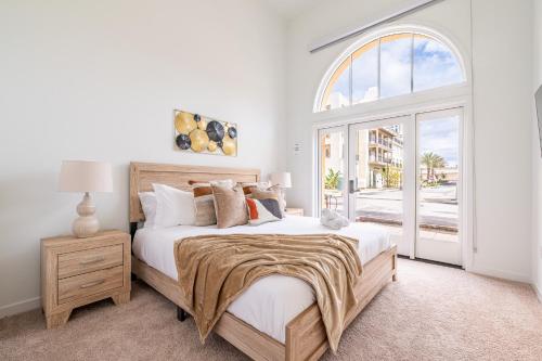 En eller flere senge i et værelse på The Village Collection with Gym Pool and Spa