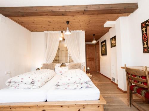 Duas camas num quarto com tectos em madeira em DAS Alpbach em Alpbach