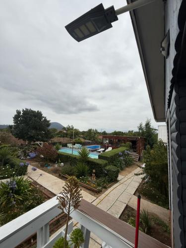 uma vista de uma piscina de uma varanda em Cabañas a 7 minutos centro Papudo 