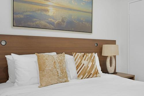 En eller flere senge i et værelse på Palm Oasis at Oaks Sanctuary Resort Cable Beach