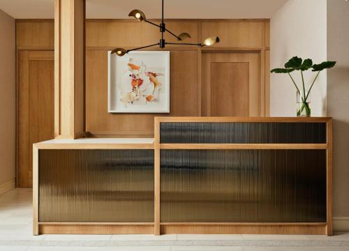 un mobile in legno con ante in vetro in una stanza di Kimpton Ashbel New York Park Avenue a New York