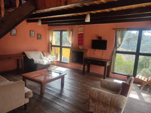 a living room with a couch and a table at Cabañas la garita2 in San Cristóbal de Las Casas