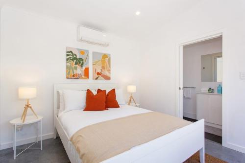 En eller flere senge i et værelse på Charming Heritage Cottage Large 4BR Home