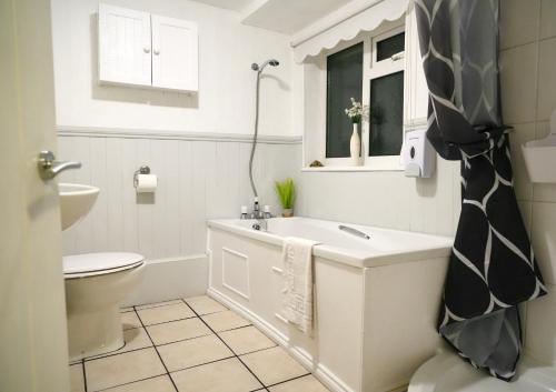 Et badeværelse på 4 Cross Ifor Terrace