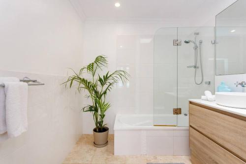 Et badeværelse på Charming Heritage Cottage Large 4BR Home