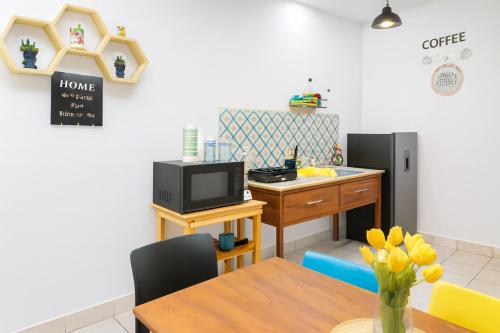 a kitchen with a dining room with a table at Hospedaje Aldana Apartamento AURA Centro Histórico in Tuxpan de Rodríguez Cano