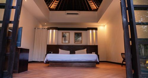 a bedroom with a bed in a room at Villa Nata Umalas in Seminyak