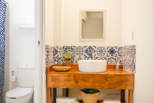 a bathroom with a sink and a toilet at Hospedaje Aldana Apartamento AURA Centro Histórico in Tuxpan de Rodríguez Cano