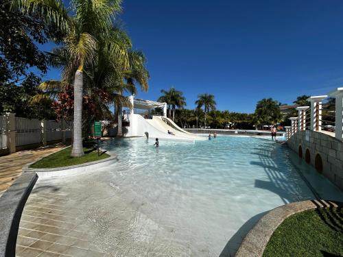 ein großer Pool mit einer Skateboardrampe in der Unterkunft Lacqua Di Roma Caldas Novas in Caldas Novas