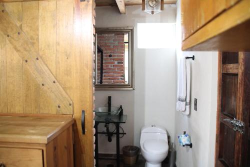 a small bathroom with a toilet and a window at Acogedora cabaña cerca del desierto de los leones y CC santa Fe in Mexico City