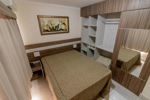 Habitación pequeña con 2 camas y armario. en Lacqua Di Roma CNovas, en Caldas Novas